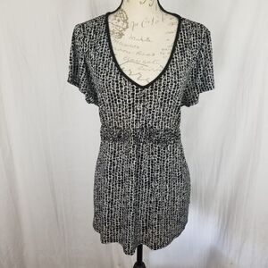 Motherhood Maternity Black‎ and White Geometric Print Tie-back V-Nest Blouse